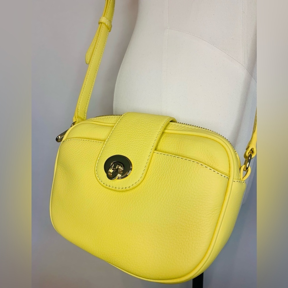 Talbots NWOT Pebbled  Napa Yellow Leather Turnlock Camera Bag/Crossbody! - Picture 5 of 9